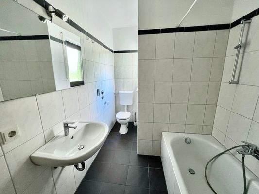 Badezimmer mit Wanne und Fenster.jpg