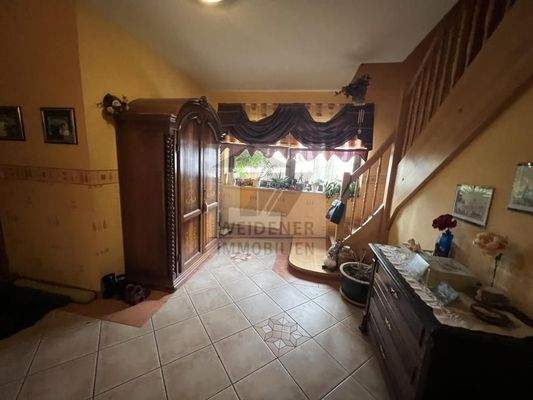 Flur mit Treppe zum OG