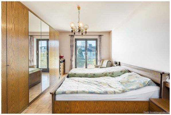 Schlafzimmer mit Zugang zu dem Balkon