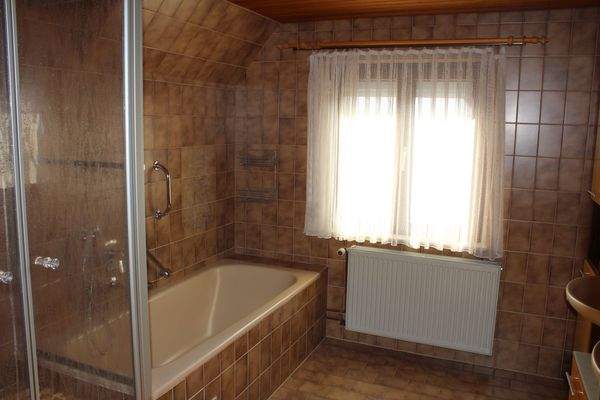 Bad mit Wanne und 2 Waschbecken im DG