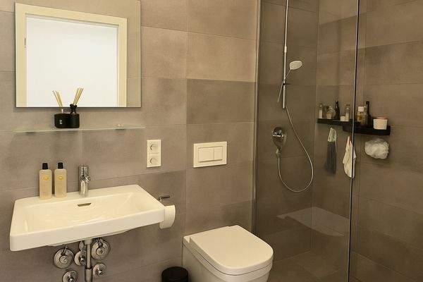 Hochwertiges Walk-In-Dusche mit klaren Linien