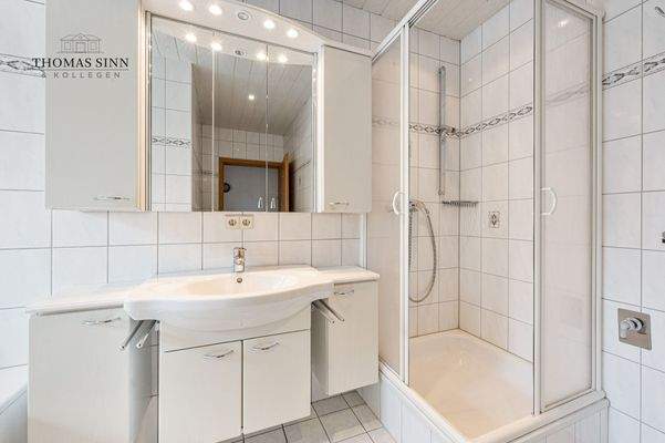 Tageslichtbad mit Dusche...