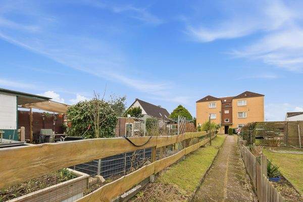 Große Baureserve im rückwertigen Grundstücksbereich