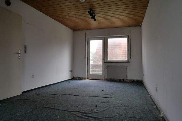 Arbeits-/Schlafzimmer mit Balkonzugang