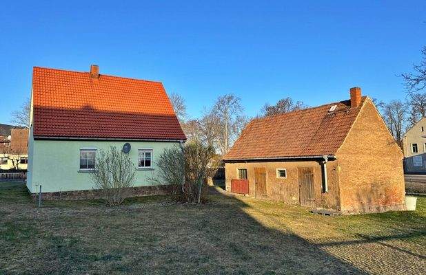 Haus und Nebengebäude