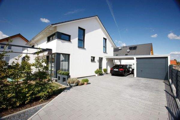 Ansicht mit Einfahrt und Garage!