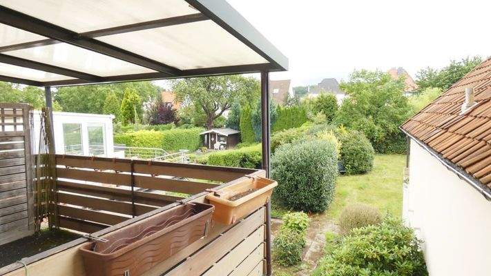 OG: überdachter Balkon mit Blick auf den Garten