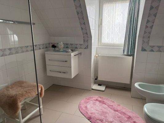 und ebenerdiger Dusche