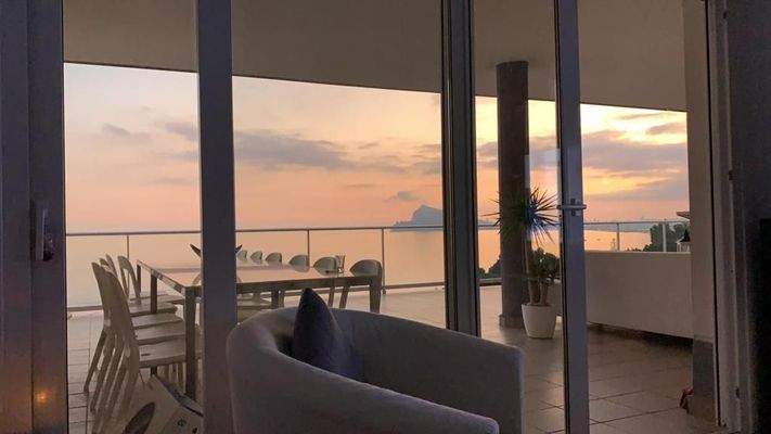 Blick zum Balkon mit Sonnenuntergang.jpg