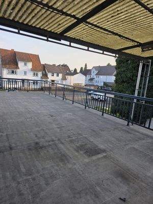 Dachterrasse mit Blick zu Strasse