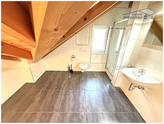 Modernes Bad mit zeitlosem Design im DG