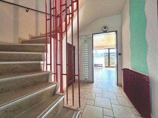 Unkompliziert zu reinigen sind die schicken Bodenfliesen