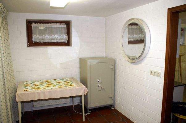 Bügeleraum mit Tresor.JPG