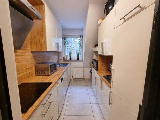 Küche mit Einbauküche