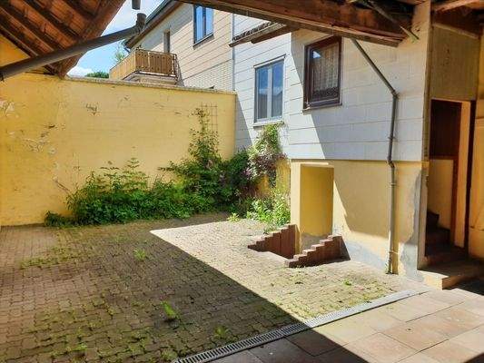 Innenhof mit Kellereingang