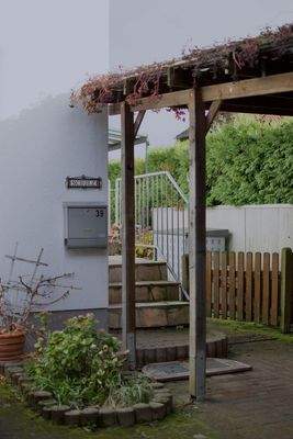 Hauseingang mit Carport