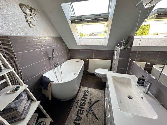 Modernes Wannenbad (DG)