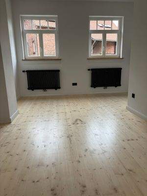 Helles Zimmer mit Fenstern