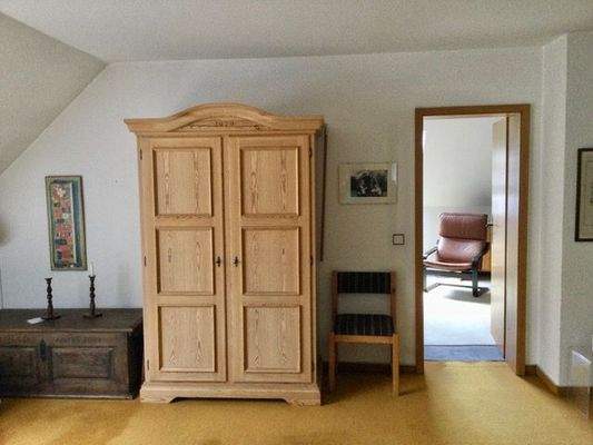 Blick auf großes Kinderzimmer im OG