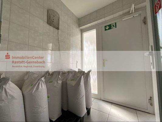 Schleuse Material/Eingang möglich im EG