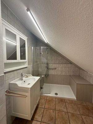 Obergeschoss Bad mit Fenster und Dusche