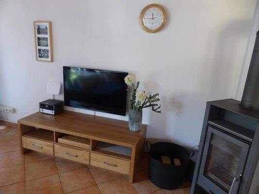 Flachbildschirm und Holzofen