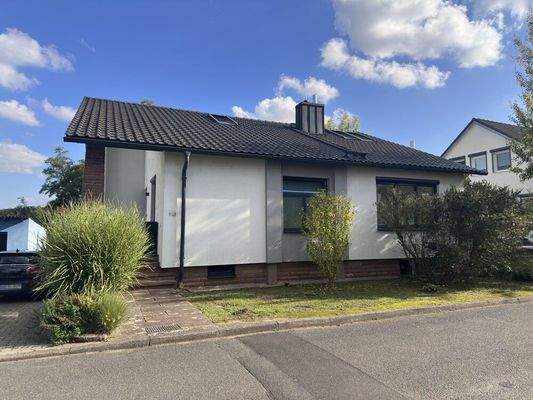 Straßenansicht mit Zufahrt