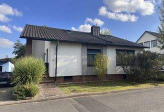 Straßenansicht mit Zufahrt