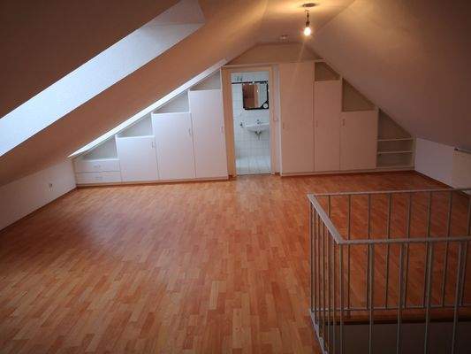 Oberer Wohnbereich mit Einbauschränken.jpg