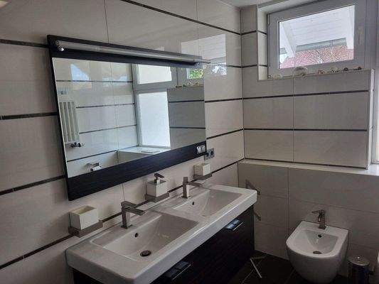 Tageslichtbad mit Badmöbeln