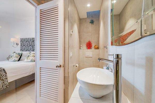 Eines von 2 Badezimmern 