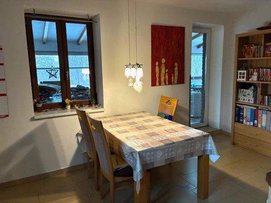 Küche mit Blick in den Wintergarten