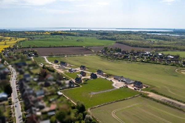 Luftbild mit Blick bis zur Lübecker Bucht (Ostsee)