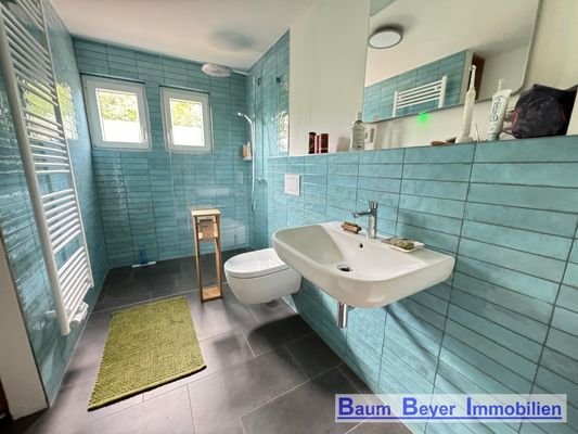 Tageslichtbad mit begehbarer Dusche