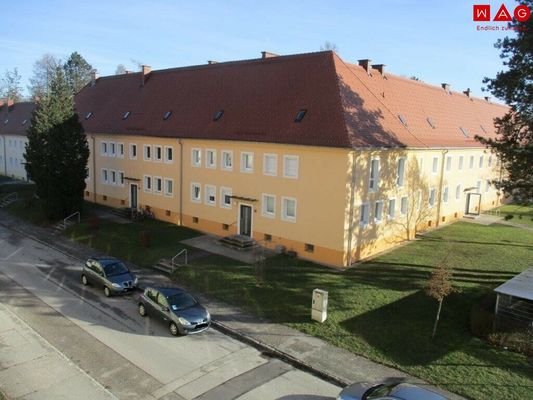 aus dem Fenster blickend hauseingangseitig