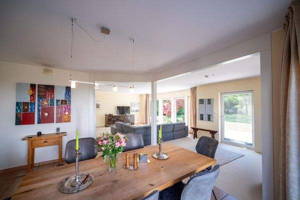 Ansprechender Wohn- Essbereich