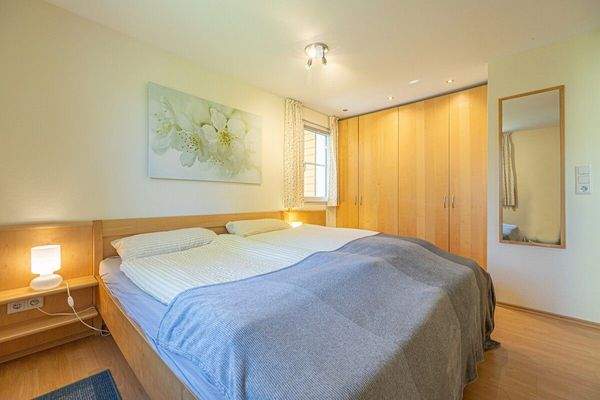 14) Schlafzimmer Nr. 1