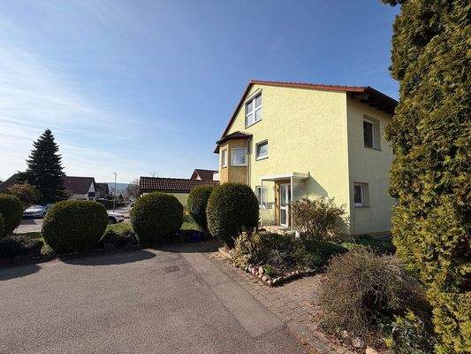 Hausansicht Stellplätze