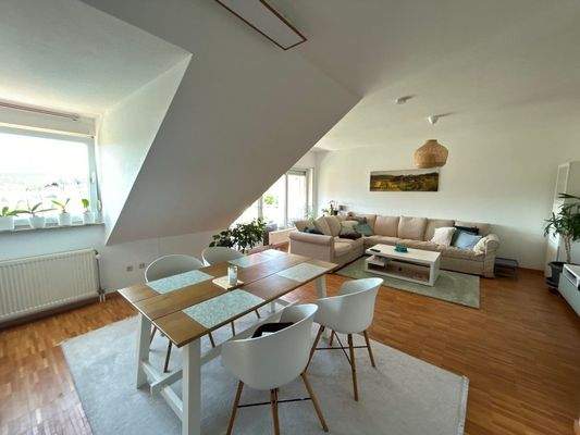 Wohn-/Esszimmer (DG-Wohnung)