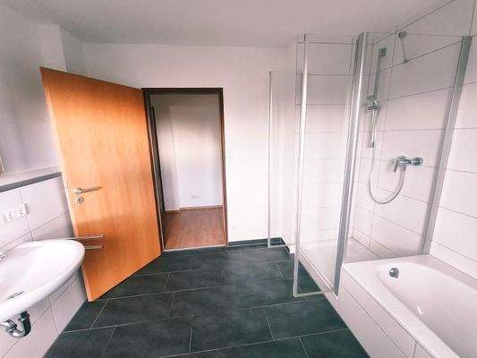 Bad mit Badewanne und Dusche Bild 3