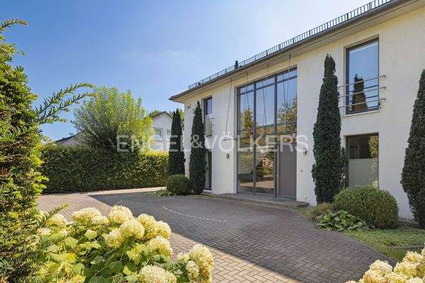 Hauseingang mit gepflasterter Auffahrt