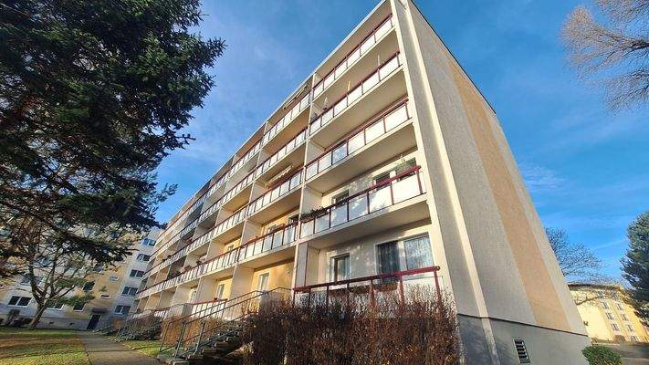 Hausansicht mit Balkonen