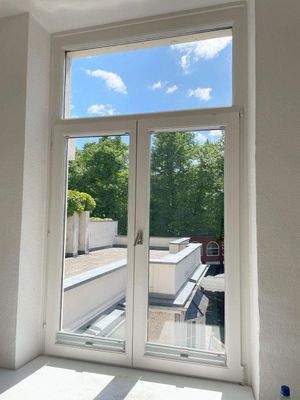 1.OG Blick von der Küche zur großen Terrasse.jpg