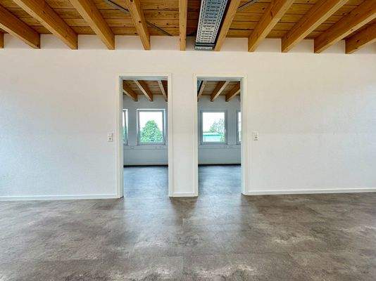 Sicht von offener Bürofläche auf Büroräumen 1+2