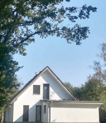 Haupthaus mit Anbau u. offener Terrasse