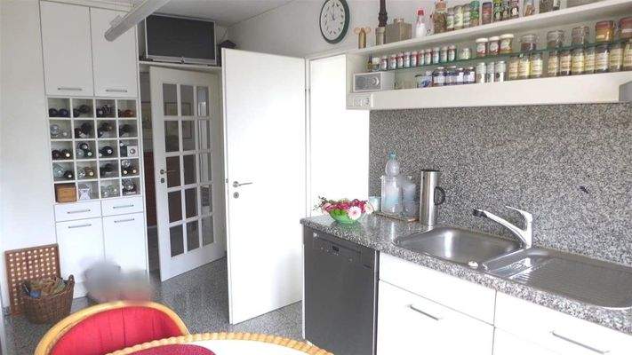 Küche mit Durchgang zu Diele und Wohnzimmer