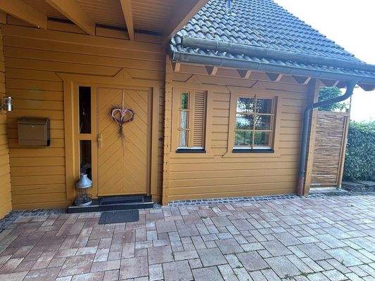 Eingangsbereich mit Parkplätzen und Garageneinfahrt