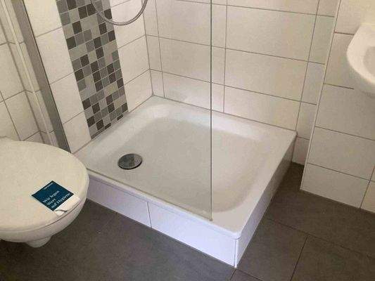 1 Bad mit Dusche 