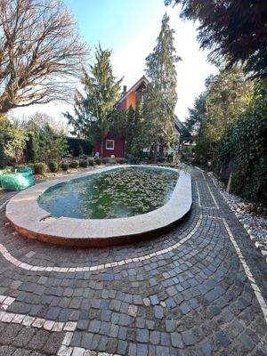 Haus mit Poolansicht