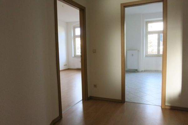 Flur - Blick in Zimmer + Küche